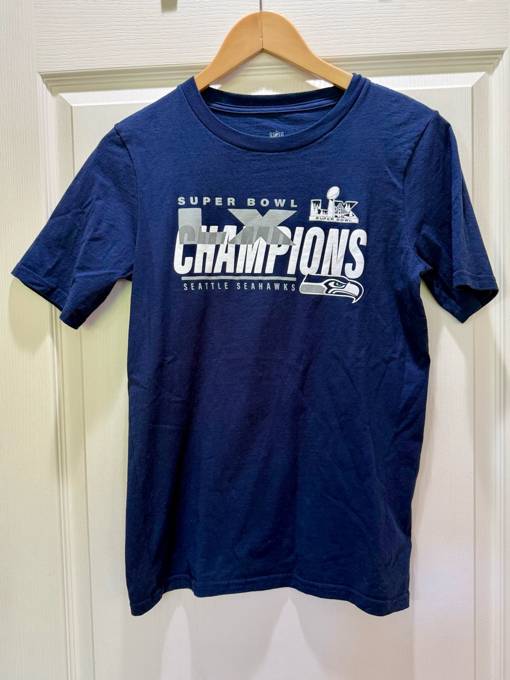 Unisex NFL Seattle Seahawks Navy Blue Super Bowl Champions Youth TShirt Sz Large